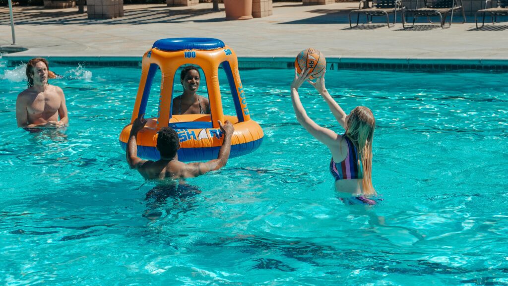 Juego de Basquet en piscina